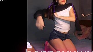 bonneyuwu playing with her dildo in bed 😏