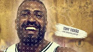 Brunetka milf dobi intimno masažo, ki se spremeni v jebanje