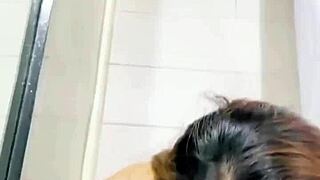 Istri tetangga kesepian ketahuan masturbasi oleh teman suaminya sendiri