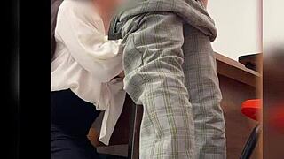 Me masturbo en la cara de mi cuñada y se traga toda mi leche