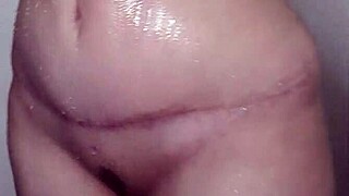 Carol Maserati nyder afslappende bad med sin elsker