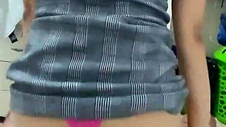 mi mejor amiga pequeña loca por sentirla toda adentro, me da ricos sentones y pide en cuatro