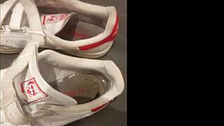 This 30-minute fetish in Marion's home involves sneakers and shoes. 😘