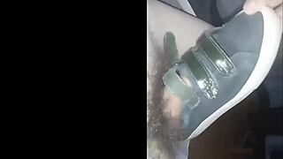 This 30-minute fetish in Marion's home involves sneakers and shoes. 😘