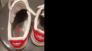 This 30-minute fetish in Marion's home involves sneakers and shoes. 😘