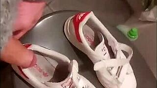 This 30-minute fetish in Marion's home involves sneakers and shoes. 😘