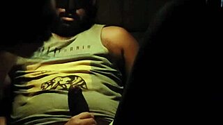 Com Tesão A Mil Gostosa Fode No Carro Estacionado Enquanto Os Pedestres Passam?