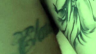 mulheres de saltos altos seduzem amigo na cozinha em busca de sexo