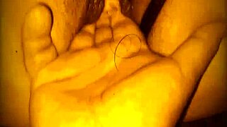 Mi vecino me mete los dedos en la pucha mientras mi marido trabaja 24 horas