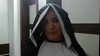 Bianca, a freira, confessa pecados pro padre Fava de Mel, né?