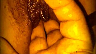 Mi vecino me mete los dedos en la pucha mientras mi marido trabaja 24 horas