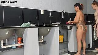 mulheres de saltos altos seduzem amigo na cozinha em busca de sexo