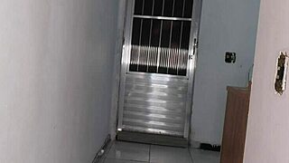 esposa vagabunda pays delivery guy with rough deepthroat while cuckold watches