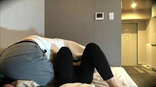 バイト先の先輩と激しく突き合ってる最中に電話がかかってきて焦る変態彼女