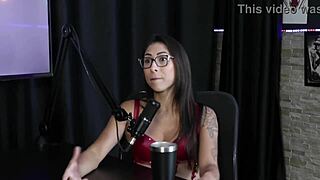 morena e loira gostosa ficam peladas e tem a buceta chupada depois dela contar que começou por influência de amigos fez ensaio sensual - luciana picchi sheer red