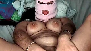 Dirty masked mature babe fingers her tight pussy 😈