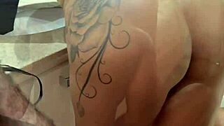 Desci Pra Pegar Um Ifood E Meu Vizinho Me Chama Pra Fuder