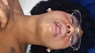 Fiquei desfilando de calcinha na frente do meu padrasto at� ele me comer gostoso