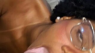 Fiquei desfilando de calcinha na frente do meu padrasto at� ele me comer gostoso