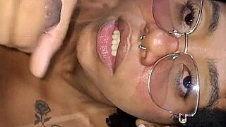 Fiquei desfilando de calcinha na frente do meu padrasto at� ele me comer gostoso