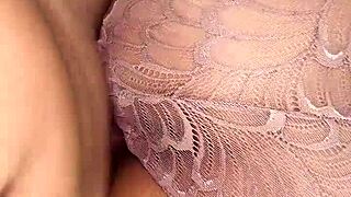 anh ấy vội chịch em không kịp cởi quần