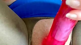 esposa puta seduce al nuevo supervisor de su marido haciendo un video masturbandose