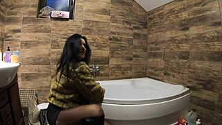 Milfycalla's Pee Play In Bathtub With Pantyhose