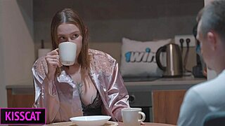 Stedsøn rører steddams patter i delt seng, så knepper hun ham cowgirl