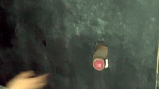 Жена сосёт члены незнакомцев в глори хол для кремпай оргазмов