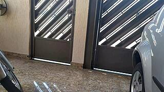 Vizinha gostosa de shortinho jeans trepando com o marido da vizinha