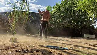 fui levar �gua para p caseiro da ch�cara e no final acabei levando vara 😏