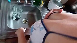 Mi Madrastra Dice Que Cocina Mejor Si La Estoy Follando Mientras Lo Hace