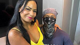 Casal de namorados realizando fantasia numa suruba com anal