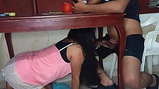 Amante oculta debajo de la mesa chupando polla?