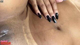 Casal de namorados realizando fantasia numa suruba com anal