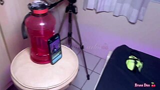 Chupando O Pau Do Corno Enquanto Gemia E Gozava Na Piroka De Outro!