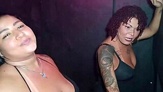 Сводная сестра возбуждена у глорихола, сосет незнакомцев