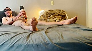 मेरा पहला वीडियो स्ट्रोकिंग वाइब्रेटिंग ब्लोजॉब टॉय के साथ