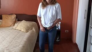 Приятелите на завареника ми се мастурбират докато гледат как се пипам