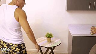 La visita seduce al hombre mientras su esposa no sospecha, que pasara cuando se entere?