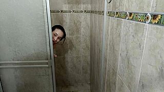 Ayudo A Mi Hermanastra A Darse Un Baño Caliente Mientras Follamos Hasta Correrme En Ella - Porno En Ruso