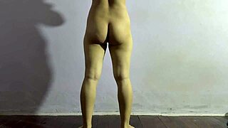 fine ass amateur girl does workout at home