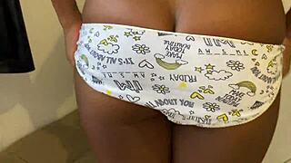 בובה אקזוטית מציגה את התחתונים הסקסיים החדשים