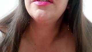 Madrastra puta latina colombiana de cameltoe gigante en vestido corto se masturba para su hijastro