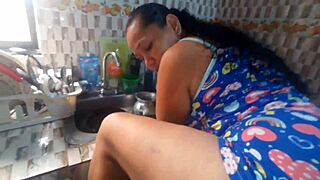 seduzco con mi gran culo a mi hijastro para que me termine dando una buena cogida con su gran polla y mi delicioso coño mientras el cornudo de mi esposo trabaja