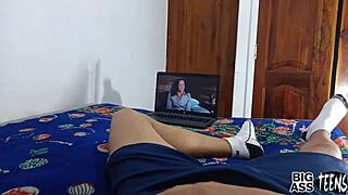 Stjeredatter tvunget til bøyd-over rumpeknull