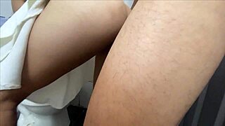 encuentro sola en al cocina y en el baño a la anciana flaca de mi suegra y le clavo la verga directo al coño hasta correrme