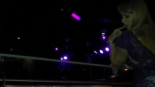 Angel lima sem calcinha na balada