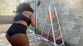 Fui pedir a escada a vizinha mas ela me deu foi a buceta no pelo e pediu leitinho na cara