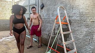 Fui pedir a escada a vizinha mas ela me deu foi a buceta no pelo e pediu leitinho na cara